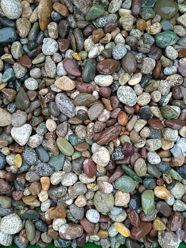 Kamenclub.ru: Галька горная речная окат (цветная) фр. 20-40 мм. купить  в Ярославле галька речная серый синий бежевый белый окатанная речная галька ландшафтная 6800 руб/т   фото КАМЕНЬ КЛУБ