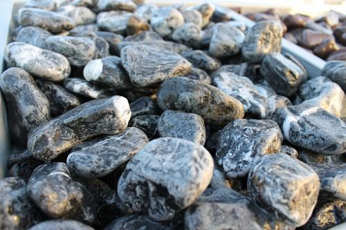 Kamenclub.ru: Щебень галтованный черный (мрамор) фр.20-40 мм.  купить в Ярославле мрамор черный с белыми прожилками мрамор окатанный округлый 15000 руб/т   фото КАМЕНЬ КЛУБ