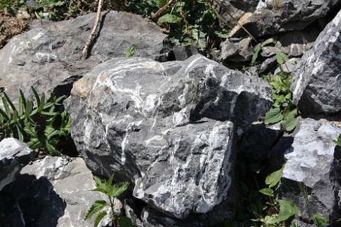 Kamenclub.ru: Черный мрамор скальник фр. 1000-1500 мм.  купить в Ярославле мрамор черный белый серый крупный колотый валун ландшафтный 9000 руб/т   фото КАМЕНЬ КЛУБ