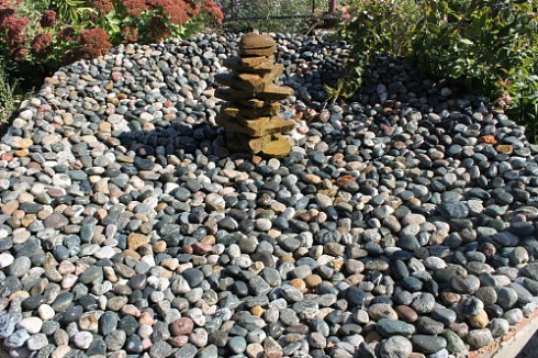 Kamenclub.ru: Галька окат (цветная картошка) фр. 50-100 мм. купить  в Ярославле галька природная окатанная серый белый цветной синий темно-серый коричневый округлый галечник окатанный 6800 руб/т   фото КАМЕНЬ КЛУБ