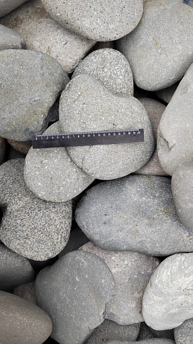 Kamenclub.ru: Галька речная плоская (темно-серая) фр. 70-150 мм. купить  в Ярославле галечник природный темно-серый серый синий речная плоская природная окатанная  9000 руб/т   фото КАМЕНЬ КЛУБ