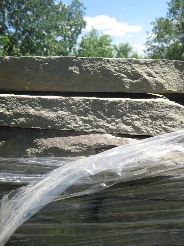 Kamenclub.ru: Песчаник пластушка серо-зеленый (3,0 см)  купить в Ярославле песчаник серо-зеленый, серый, зеленый песчаник пластушка колотый рваный ландшафтный 10200 руб/м3   фото КАМЕНЬ КЛУБ