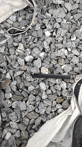 Kamenclub.ru: Щебень галтованный черный (мрамор) фр.40-70 мм.  купить в Ярославле мрамор черный с белыми прожилками, черный, белый щебень галтованный округлый 13500 руб/т   фото КАМЕНЬ КЛУБ