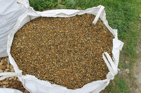 Kamenclub.ru: Галька окат (серо-желтая) фр.10-20 мм. купить  в Ярославле галька серо-желтая, рыжая, серый речная окатанная округлая галька 5000 руб/т   фото КАМЕНЬ КЛУБ