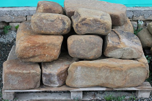 Kamenclub.ru: Песчаник для строительства и кладки (фр. 200-400 мм)  купить в Ярославле песчаник бежевый серый рыжий желтый блоки для строительства из песчаника 6500 руб/т   фото КАМЕНЬ КЛУБ