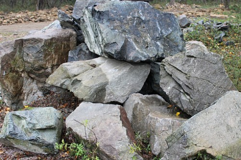 Kamenclub.ru: Змеевик скальник фр. 500-1500 мм.  купить в Ярославле змеевик зеленый серый черный глыба скальная колотая 7500 руб/т   фото КАМЕНЬ КЛУБ