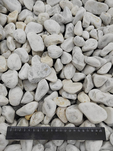Kamenclub.ru: Мраморная крошка (щебень галтованный белый) фр.40-70 мм.  купить в Ярославле мрамор белый молочный айвори окатанный округлый природный камень 17000 руб/т   фото КАМЕНЬ КЛУБ