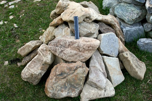 Kamenclub.ru: Песчаник декоративный ландшафтный (фр. 300-500 мм)  купить в Ярославле песчаник желтый рыжий серый зеленый валун речной окатанный природный песчаника 4 500 руб/т   фото КАМЕНЬ КЛУБ