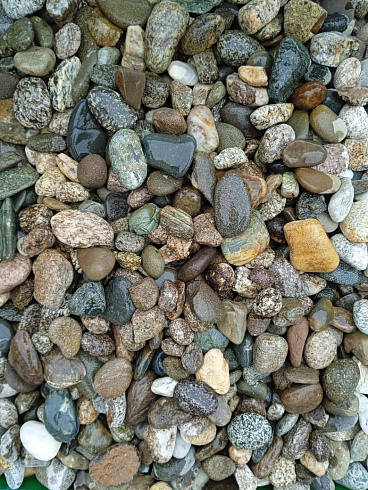 Kamenclub.ru: Галька горная речная окат (цветная) фр. 20-40 мм. купить  в Ярославле галька речная серый синий бежевый белый окатанная речная галька ландшафтная 6800 руб/т   фото КАМЕНЬ КЛУБ