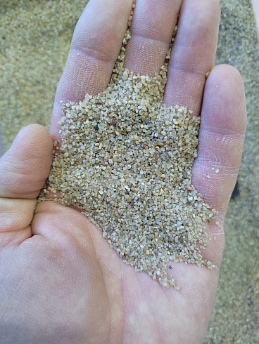 Кварцевый песок для площадок фр. 0,6-1,2 мм.  купить в Ярославле фото Камень Клуб