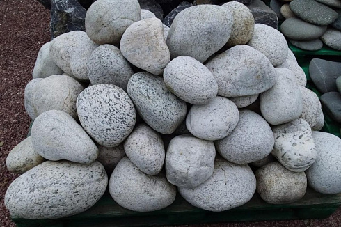 Kamenclub.ru: Бело-серый валунчик фр.100-300 мм.  купить в Ярославле крупный камень для ландшафта серый, белый бело-серый валун крупная галька 4500 руб/т   фото КАМЕНЬ КЛУБ