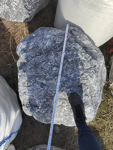 Kamenclub.ru: Черный мрамор скальник фр. 1000-1500 мм.  купить в Ярославле мрамор черный белый серый крупный колотый валун ландшафтный 9000 руб/т   фото КАМЕНЬ КЛУБ