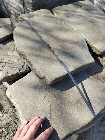 Kamenclub.ru: Песчаник пластушка светло-серый (3,0 см)  купить в Ярославле песчаник светло-серый, серый песчаник рваный ландшафтный колотый 13800 руб/м3   фото КАМЕНЬ КЛУБ