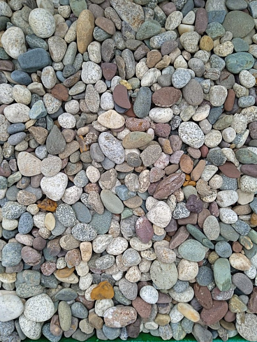 Kamenclub.ru: Галька горная речная окат (цветная) фр. 20-40 мм. купить  в Ярославле галька речная серый синий бежевый белый окатанная речная галька ландшафтная 6800 руб/т   фото КАМЕНЬ КЛУБ
