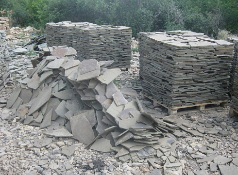 Kamenclub.ru: Песчаник пластушка серо-зеленый (1,5 см)  купить в Ярославле плитняк - пластушка серо-зеленый, серый, зеленый пластушка рваная ландшафтная колотая 10200 руб/м3   фото КАМЕНЬ КЛУБ