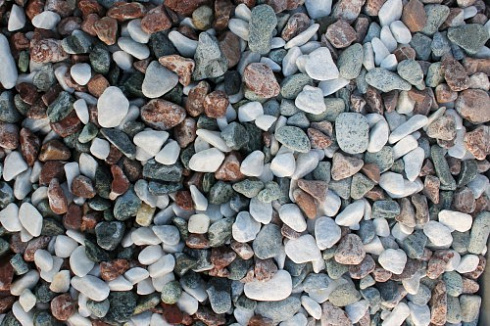 Kamenclub.ru: Мраморная крошка (щебень галтованный микс:белый-зеленый-розовый) фр.20-40 мм.  купить в Ярославле мрамор белый, зеленый, розовый мрамор декоративный (галтовка) 15500 руб/т   фото КАМЕНЬ КЛУБ