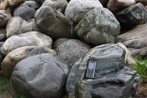 Kamenclub.ru: Речной валун Кабанчик фр.300-500 мм.  купить в Ярославле крупный природный камень галька серый, темно-серый речной валун галечник масштабный 7000 руб/т   фото КАМЕНЬ КЛУБ