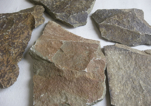 Kamenclub.ru: Песчаник пластушка "фонтанка" серо-зеленая (3,0-5,0 см)  купить в Ярославле песчаник серо-зеленая колотые плитки облицовочные пластушки 11400 руб/м3   фото КАМЕНЬ КЛУБ