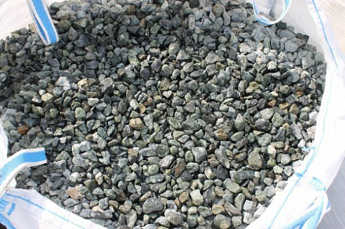 Kamenclub.ru: Щебень крошка зеленый (змеевик) фр. 20-40 мм.  купить в Ярославле мрамор зеленый, салатовый ландшафтная мраморная крошка 8500 руб/т   фото КАМЕНЬ КЛУБ