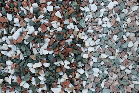 Kamenclub.ru: Мраморная крошка (щебень крошка микс: белый-зеленый-розовый) фр. 10-20 мм.  купить в Ярославле мрамор белый, зеленый, розовый декоративный ландшафтный колотый щебень 12000 руб/т   фото КАМЕНЬ КЛУБ