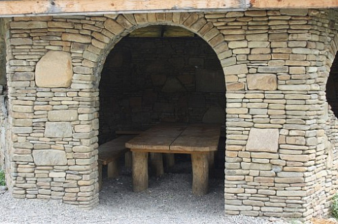 Kamenclub.ru: Песчаник для строительства и кладки блочный (фр 100-200 мм)  купить в Ярославле песчаник бежевый серый рыжий валун мелкий для строительства песчаник 6500 руб/т   фото КАМЕНЬ КЛУБ