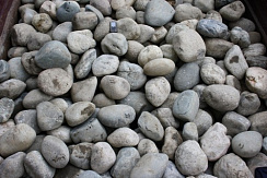 Kamenclub.ru: Речной валун (Ассорти) фр.100-300 мм.  купить в Ярославле галечник серый, темно-серый, светло-серый речная галька крупных размеров 4200 руб/т   фото КАМЕНЬ КЛУБ