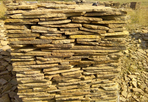 Kamenclub.ru: Песчаник пластушка желтый с разводом под дерево (2 см)  купить в Ярославле плитняк желтый с разводами, желтый, рыжий, серый песчаник пластушка рваная ландшафтная 11 000 руб/м3   фото КАМЕНЬ КЛУБ