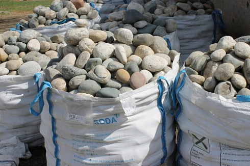 Kamenclub.ru: Речной валун (Ассорти) фр.100-300 мм.  купить в Ярославле галечник серый, темно-серый, светло-серый речная галька крупных размеров 4200 руб/т   фото КАМЕНЬ КЛУБ