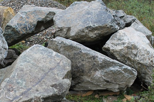 Kamenclub.ru: Змеевик скальник фр. 500-1500 мм.  купить в Ярославле змеевик зеленый серый черный глыба скальная колотая 7500 руб/т   фото КАМЕНЬ КЛУБ