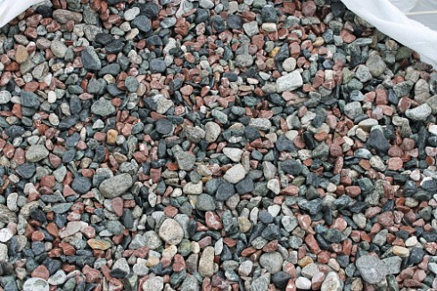 Kamenclub.ru: Мраморная крошка (щебень галтованный микс:: серый-зеленый-розовый) фр.10-20 мм.  купить в Ярославле мрамор серый, зеленый, розовый щебень окатанный округлый декоративный ландшафтный 15500 руб/т   фото КАМЕНЬ КЛУБ