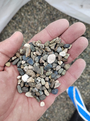 Kamenclub.ru: Галька речная окат (серая) фр.5-10 мм купить  в Ярославле галька речная серая, серый, темно-серый, светло-серый, коричневый речная окатанная галька декоративная ландшатфная 5000 руб/т   фото КАМЕНЬ КЛУБ