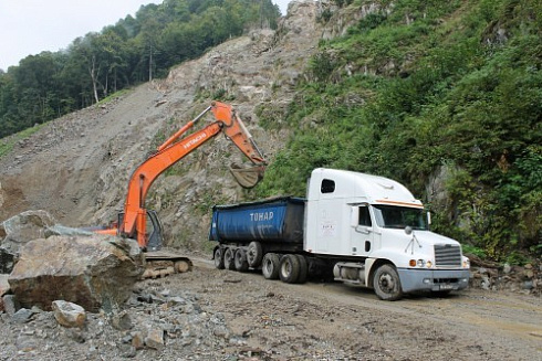 Kamenclub.ru: Гранит скальник (серо-зеленый) фр. 500-1500 мм.  купить в Ярославле гранит мрамор  серый зеленый темно-серый глыба скальная колотая ландшафтная 7 500 руб/т   фото КАМЕНЬ КЛУБ