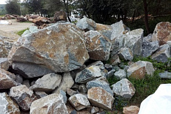 Kamenclub.ru: Гранит скальник (серо-зеленый) фр. 500-1500 мм.  купить в Ярославле гранит мрамор  серый зеленый темно-серый глыба скальная колотая ландшафтная 7 500 руб/т   фото КАМЕНЬ КЛУБ
