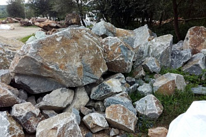 Kamenclub.ru: Гранит скальник (серо-зеленый) фр. 500-1500 мм.  купить в Ярославле гранит мрамор  серый зеленый темно-серый глыба скальная колотая ландшафтная 7 500 руб/т   фото КАМЕНЬ КЛУБ