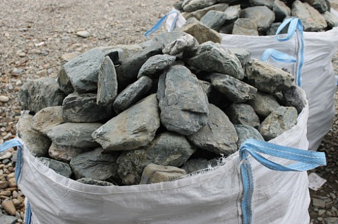 Kamenclub.ru: Гранит скальник (серо-зеленый) фр. 100-500 мм.  купить в Ярославле гранит зеленый, серый, салатовый крупный ландшафтный валун 6 000 руб/т   фото КАМЕНЬ КЛУБ