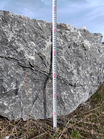 Kamenclub.ru: Черный мрамор скальник фр. 1000-1500 мм.  купить в Ярославле мрамор черный белый серый крупный колотый валун ландшафтный 9000 руб/т   фото КАМЕНЬ КЛУБ