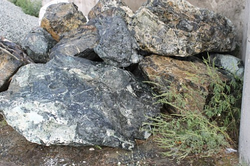 Kamenclub.ru: Змеевик скальник фр. 500-1500 мм.  купить в Ярославле змеевик зеленый серый черный глыба скальная колотая 7500 руб/т   фото КАМЕНЬ КЛУБ