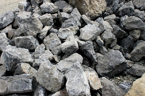 Kamenclub.ru: Черный мрамор скальник фр. 1000-1500 мм.  купить в Ярославле мрамор черный белый серый крупный колотый валун ландшафтный 9000 руб/т   фото КАМЕНЬ КЛУБ