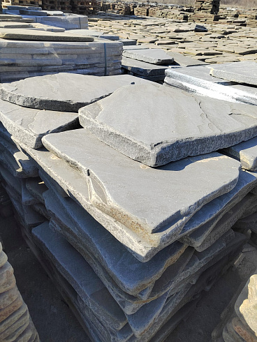 Kamenclub.ru: Песчаник пластушка галтованная светло-серая (3,0 см)  купить в Ярославле песчаник светло-серый, серый ландшафтный камень рваный колотый 21000 руб/м3   фото КАМЕНЬ КЛУБ