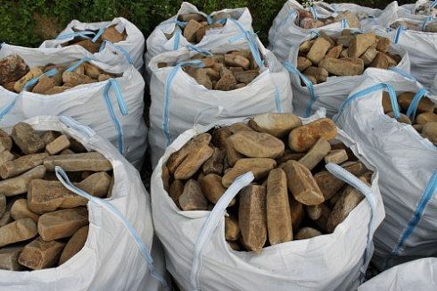 Kamenclub.ru: Песчаник для строительства и кладки блочный (фр 100-200 мм)  купить в Ярославле песчаник бежевый серый рыжий валун мелкий для строительства песчаник 6500 руб/т   фото КАМЕНЬ КЛУБ