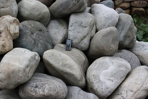 Kamenclub.ru: Речной валун Кабанчик фр.300-500 мм.  купить в Ярославле крупный природный камень галька серый, темно-серый речной валун галечник масштабный 7000 руб/т   фото КАМЕНЬ КЛУБ