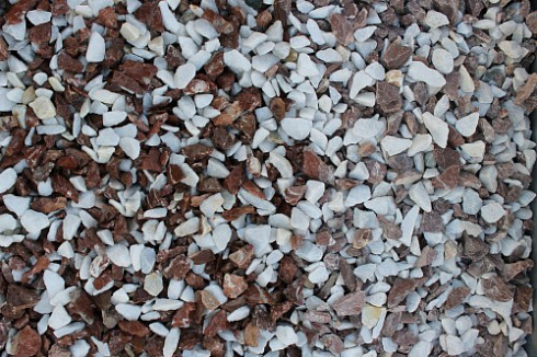 Kamenclub.ru: Мраморная крошка (щебень крошка микс: белый-розовый) фр. 10-20 мм.  купить в Ярославле мрамор белый, розовый каменный декоративный ландшафтный щебень 12000 руб/т   фото КАМЕНЬ КЛУБ