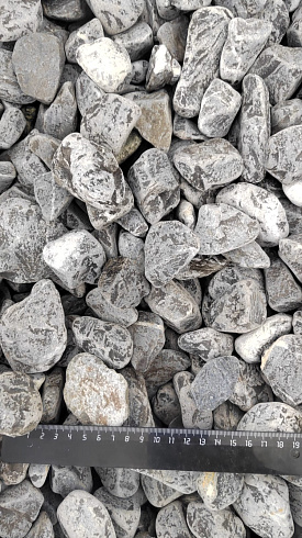 Kamenclub.ru: Щебень галтованный черный (мрамор) фр.40-70 мм.  купить в Ярославле мрамор черный с белыми прожилками, черный, белый щебень галтованный округлый 13500 руб/т   фото КАМЕНЬ КЛУБ